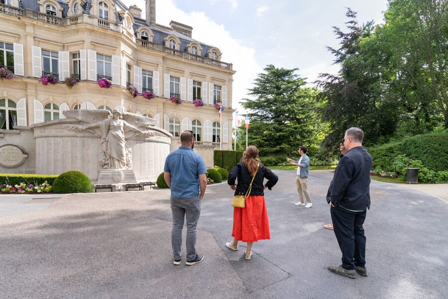 From Paris: Day Trip to Champagne with 8 Tastings & Lunch - A toast among the vines
