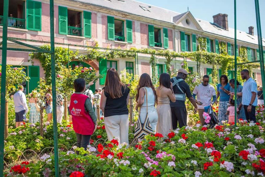 From Paris: Day Trip to Giverny & Versailles with Lunch - One day, two very different sides of France