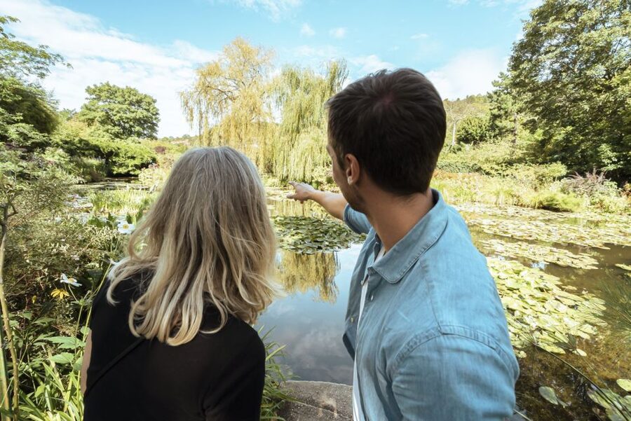 From Paris: Day Trip to Giverny & Versailles with Lunch - Guides, drivers, and the pace of the day