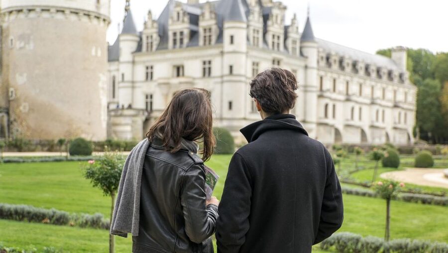 From Paris: Full-Day Loire Valley Chateaux Tour - Guided touring versus audio exploration