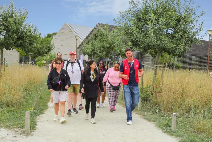 From Paris: Full-Day Mont Saint-Michel Guided Tour - Crossing the bridge and reaching the mount