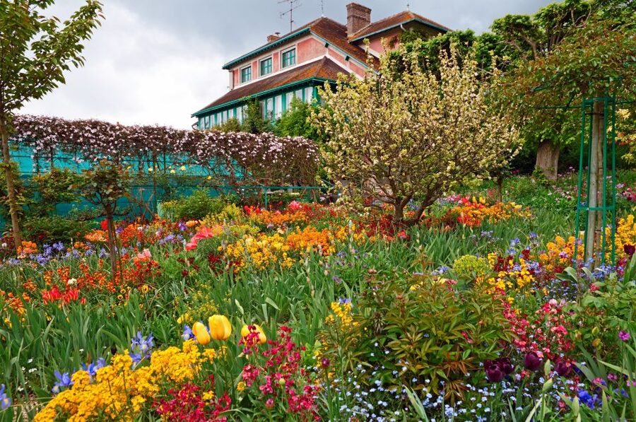 From Paris: Giverny and Versailles Palace Guided Day Trip - The coach ride to Versailles