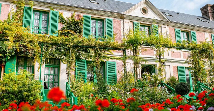 From Paris: Giverny and Versailles Palace Guided Day Trip - Two hours in the Versailles gardens