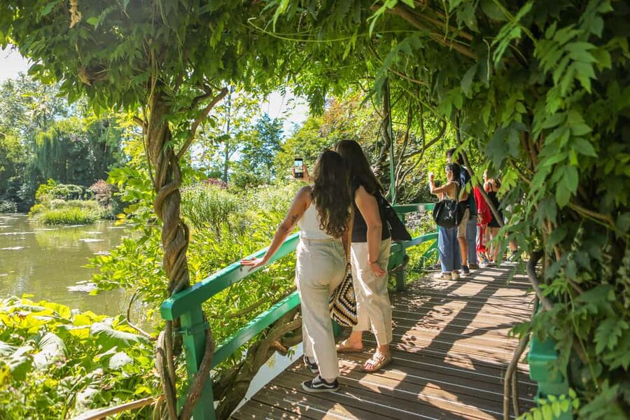 From Paris: Giverny Day Trip with Audio Guide or Live Guide - Live guide, audio guide, or free exploration?