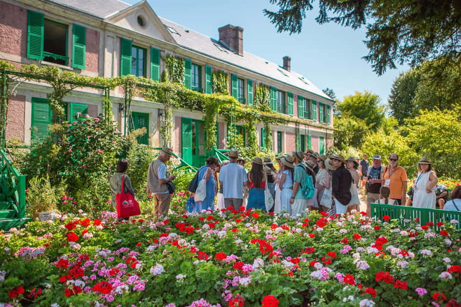 From Paris: Giverny Day Trip with Audio Guide or Live Guide - Timing, crowds, and the missing village time