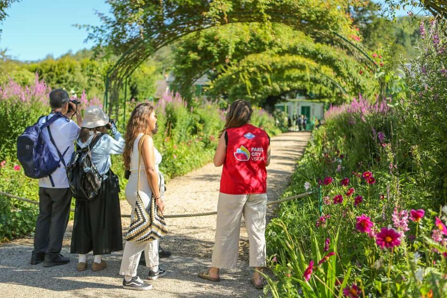 From Paris: Giverny Day Trip with Audio Guide or Live Guide - What $93 gets you