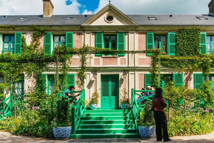 From Paris: Giverny, Monet’s House, & Gardens Half-Day Trip - The coach ride and meeting point