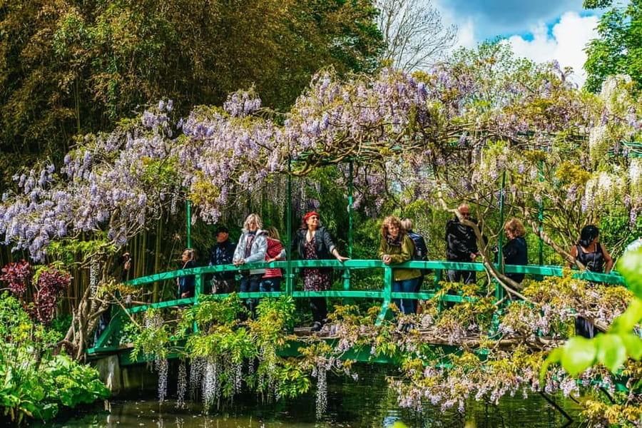 From Paris: Giverny, Monet’s House, & Gardens Half-Day Trip - Free time in Giverny