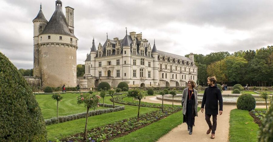 From Paris: Loire Valley Castles Tour with Hotel Transfers - The return to Paris and the drop-off detail