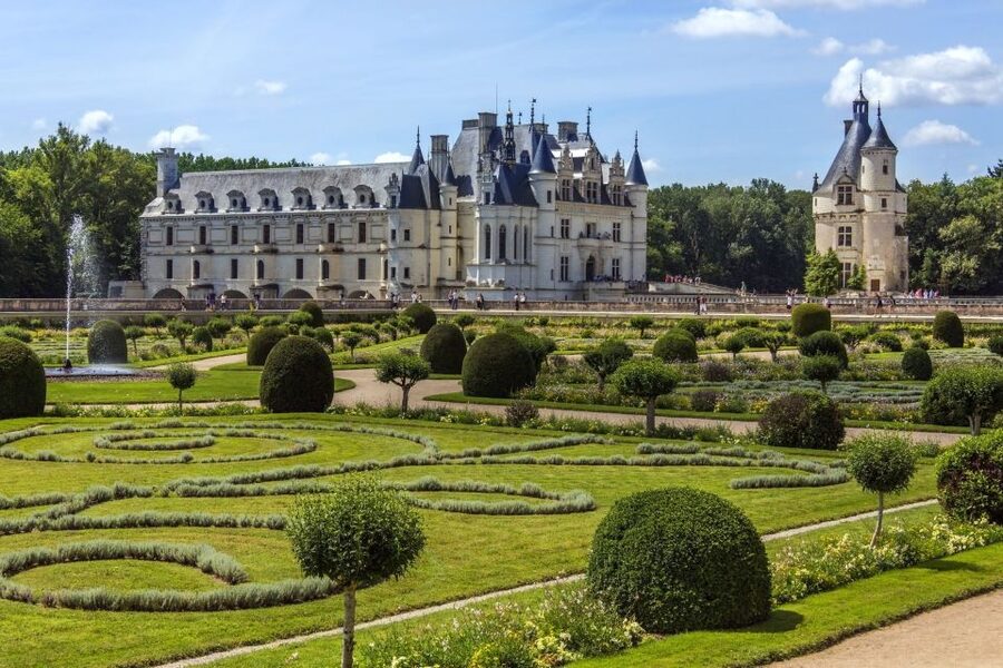 From Paris: Loire Valley Castles Tour with Hotel Transfers - What $212 includes, and what it does not