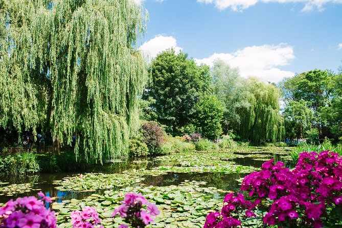From Paris: Monet Gardens & Giverny Bike Tour with Picnic Stop - A picnic beside the Seine