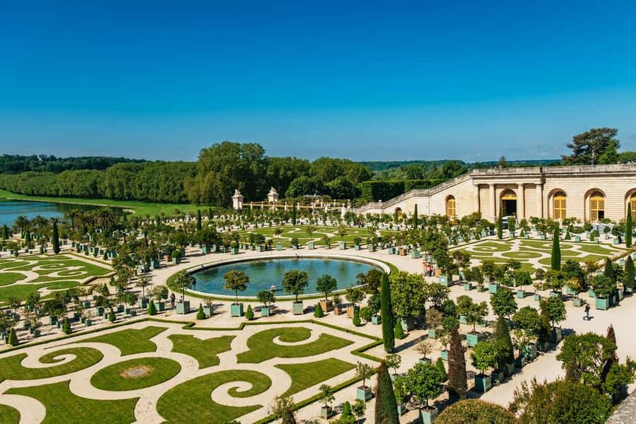 From Paris: Skip-the-Line Palace of Versailles Bike Tour - The gardens, fountains, and royal scale