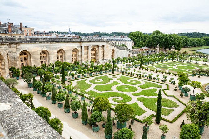 From Paris: Versailles Bike Tour w/ Palace, Gardens, & Picnic - Shopping for lunch at Place du Marché Notre Dame