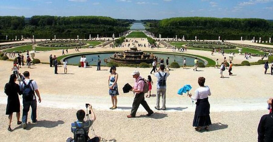 From Paris: Versailles Guided Tour by Deluxe Minibus - Why a minibus makes Versailles easier