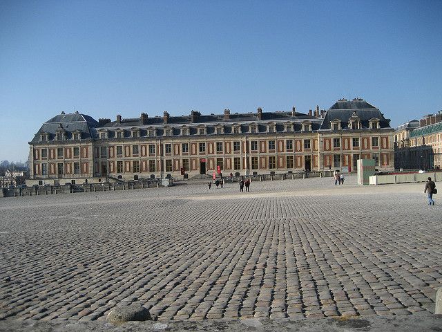 From Paris: Versailles Guided Tour by Deluxe Minibus - What the guide adds to the visit