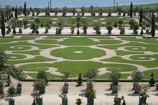 From Paris: Versailles Guided Tour by Deluxe Minibus - How much of Versailles can you see in four hours?