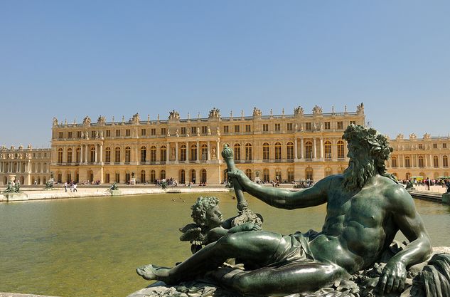 From Paris: Versailles Guided Tour by Deluxe Minibus - Entering the palace through the major royal rooms