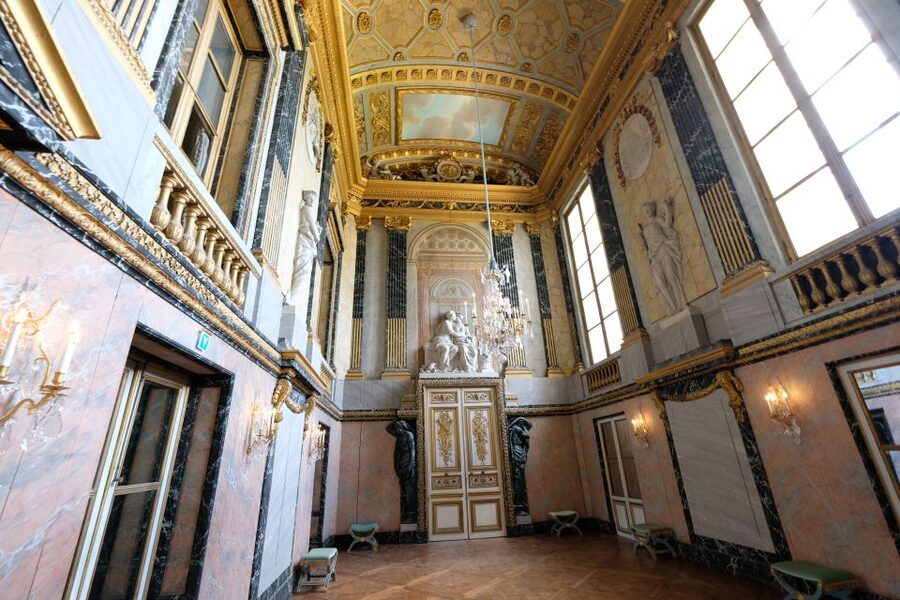 From Paris: Versailles Palace and Gardens Guided Day Trip - Trianon Estate And Marie Antoinette’s Retreat