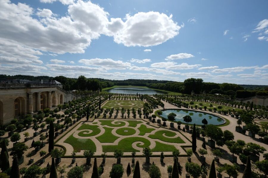 From Paris: Versailles Palace and Gardens Guided Day Trip - Why The Audio Headsets Matter