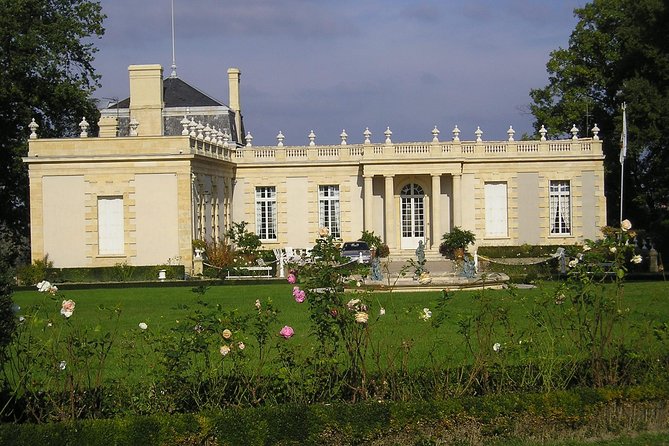 Full-day Saint-Emilion: Village, Undergrounds and Châteaux - English and French on the same coach