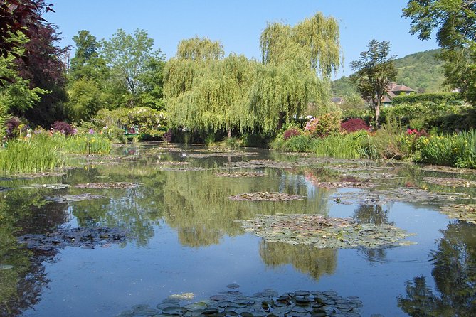 Giverny Half Day Guided Trip with Monet's House & Gardens from Paris by minivan - Monet’s pink house and family rooms