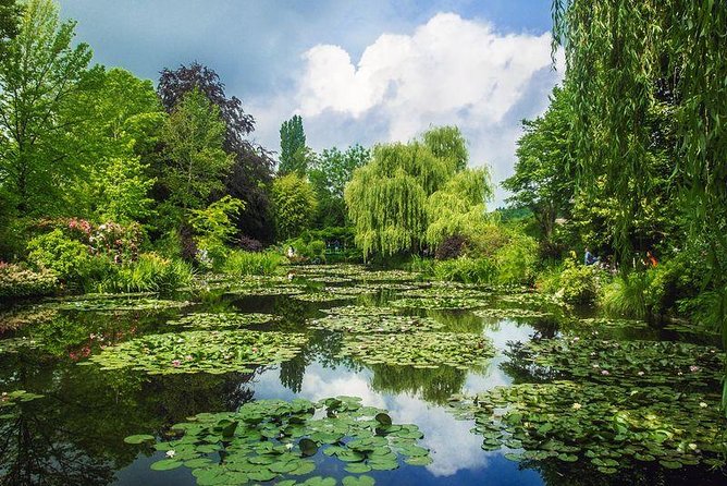 Giverny Monet House and Gardens Skip the line Walking tour - The flower gardens and Japanese water garden