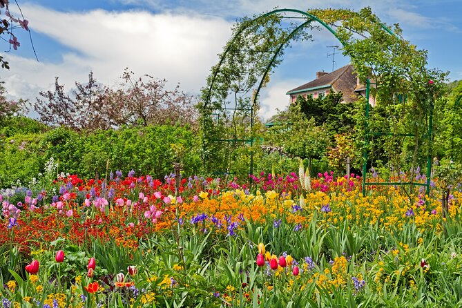 Giverny Monet’s Home and Gardens Half Day Tour from Paris - How much time you really get