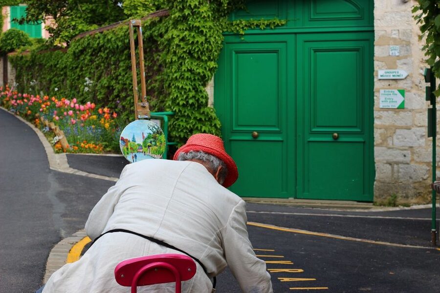 Giverny: Monet’s House and Gardens Skip-the-Line Tour - Meeting your guide outside Les Capucines