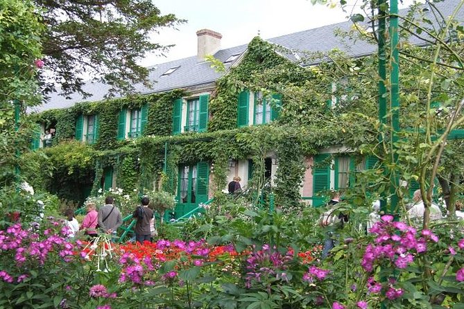 Giverny Small-Group Minivan with Hotel Pickup or Meeting Point - Paris pickup, meeting points, and the morning start