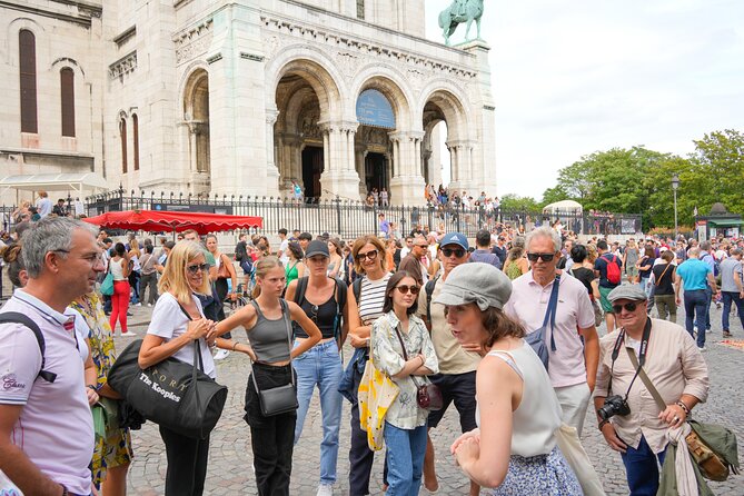 Guided tour of Montmartre in songs with a professional - Rue Norvins and the artists of Place du Tertre