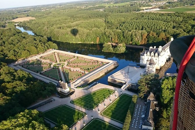 Hot-Air Balloon Ride over the Loire Valley, from Amboise or Chenonceau - The safety briefing and basket