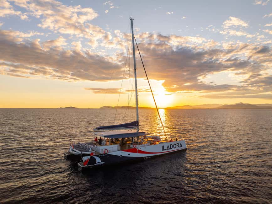 Hyères : Sunset Catamaran Cruise to Giens Peninsula - Sailing toward La Badine Beach in the evening light