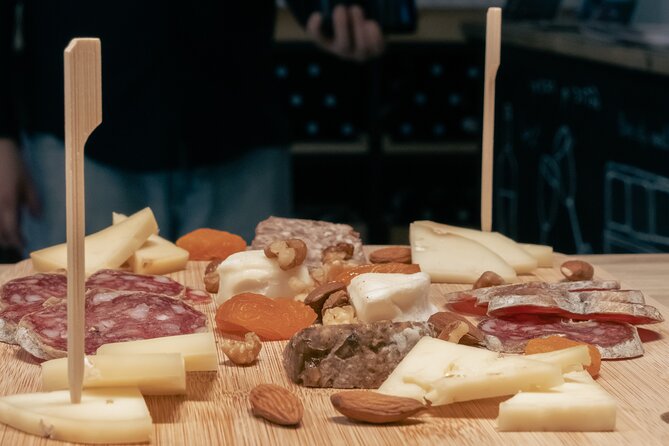 Introduction to Bordeaux wines paired with cheeses & charcuterie - The first glass teaches you how to taste
