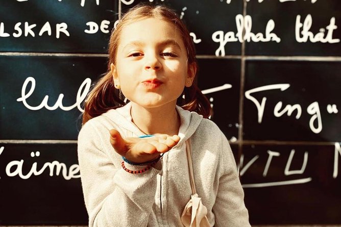 Kids/teens escape game in Montmartre - Place du Tertre: artists, crowds, and close observation