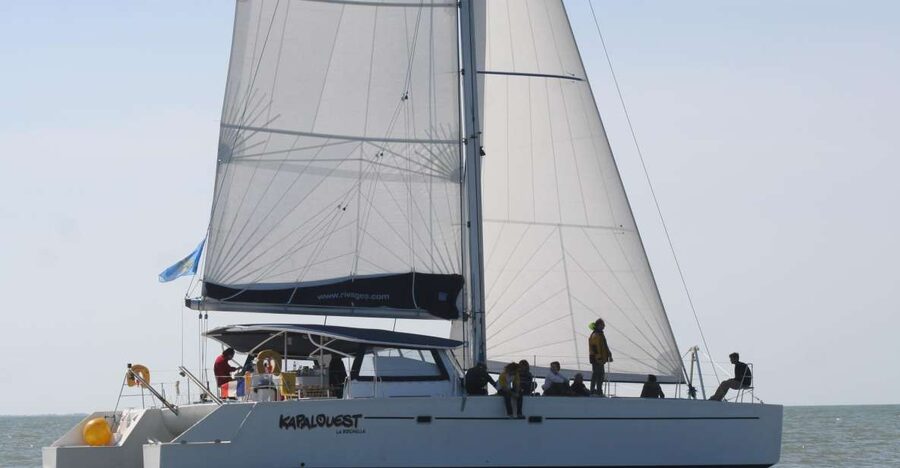 La Rochelle: Coastline Sailing Cruise - Leaving under the twin towers
