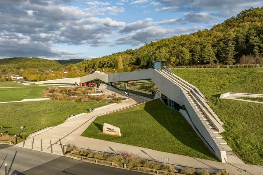 Lascaux IV: Full Replica Cave Experience Ticket - The workshop puts the art into human hands