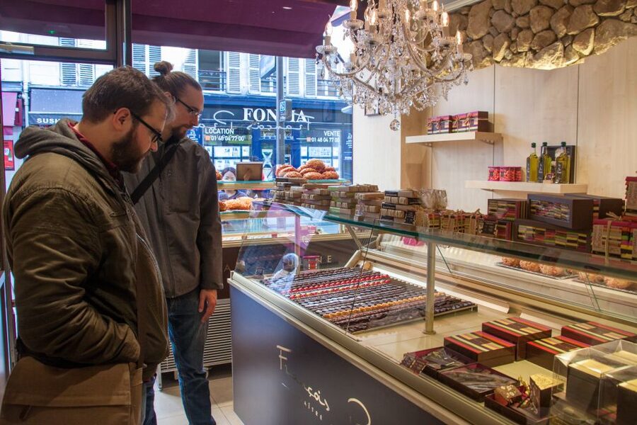 Le Marais: Pastry and Chocolate Food Tour - What the guide adds to the experience