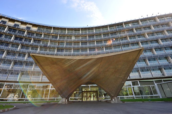 Les Coulisses DE UNESCO - The Square and UNESCO’s Symbolic Globe