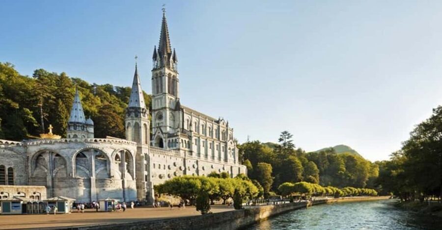 Lourdes: Private Guided Tour in the Sanctuary - Fountains and Baths, with useful context