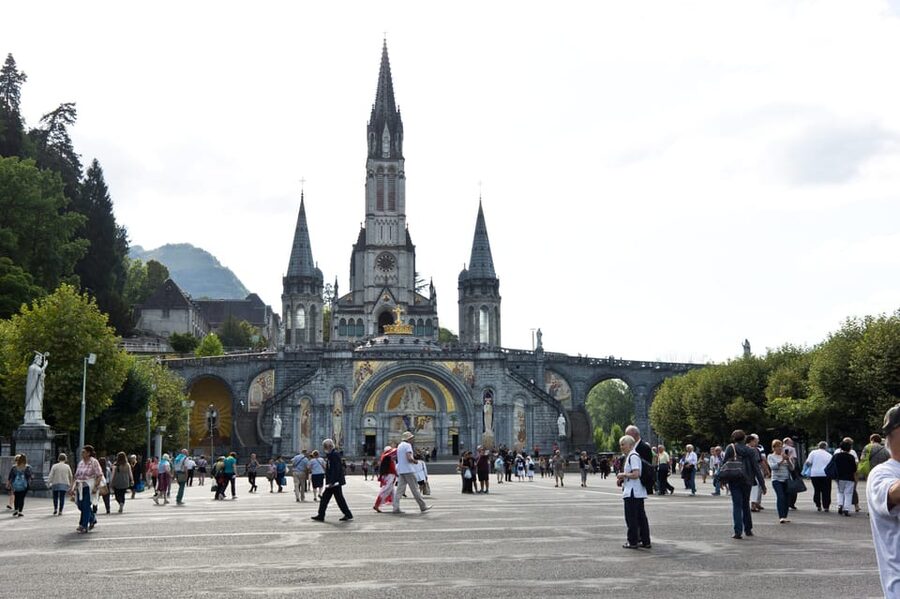 Lourdes: Private Guided Tour in the Sanctuary - What the two-hour format really delivers