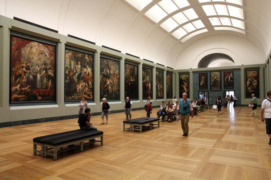 Louvre Guided Treasure Hunt for Families and Kids - Winged Victory of Samothrace: A Dramatic Louvre Moment