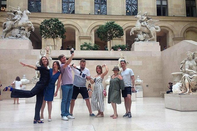 Louvre: Highlights and hidden pearls in MINI groups - Headsets, lockers, and family details
