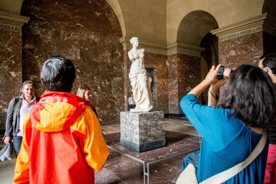 Louvre Museum: Skip-the-Line Guided Tour - Fast-track entry and the first minutes inside