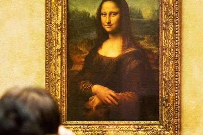 LOUVRE PRIVATE TOUR: Priority Access tickets & Local expert guide - Meeting at the Glass Pyramid