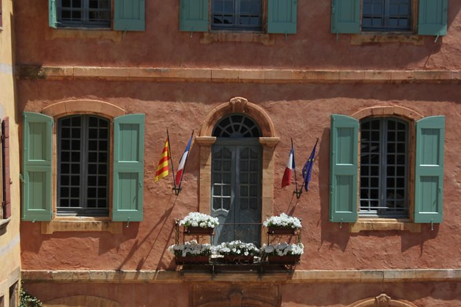 Luberon Market & Villages Day Trip from Aix-en-Provence - Fontaine de Vaucluse: water, a short walk, and a deadline