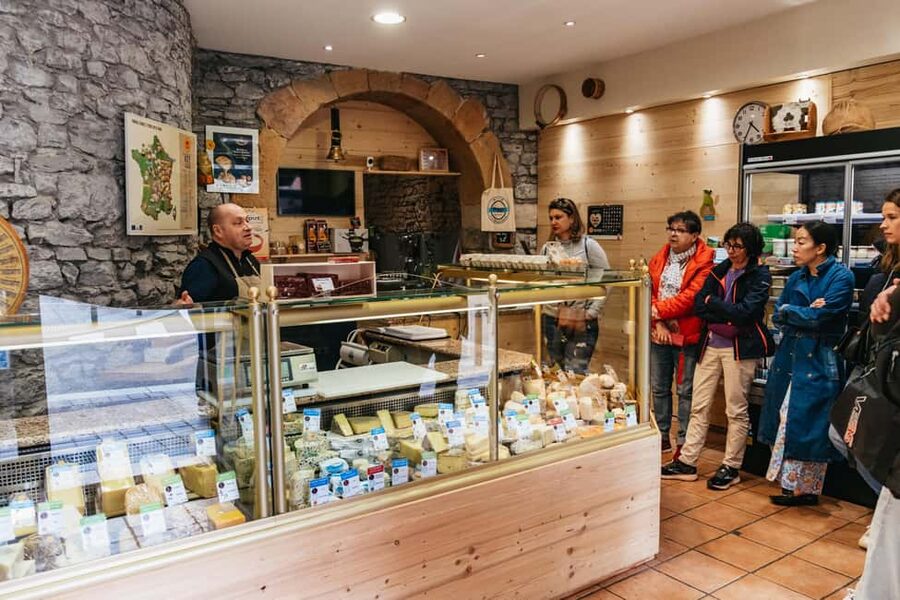 Lyon: Vieux Lyon Food Tasting Walking Tour - The guides make or break the afternoon