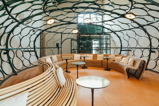 Maison Noilly Prat VIP tour, wine and vermouth tastings - Guide quality and language considerations