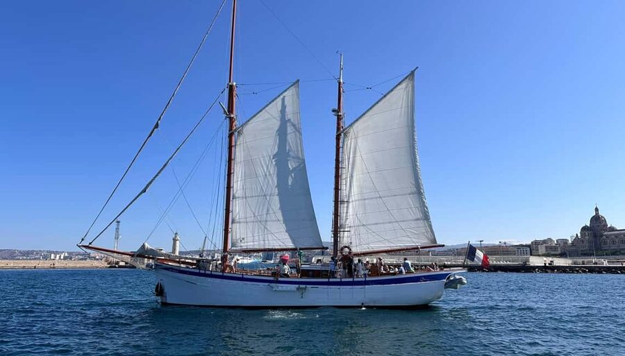 Marseille: Calanques National Park Sailing Cruise with Lunch - Reaching the Calanques by schooner