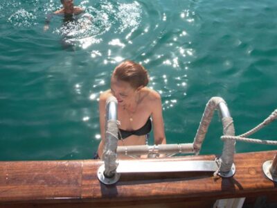 Marseille: Calanques Sailing Day Trip with Lunch and Wine