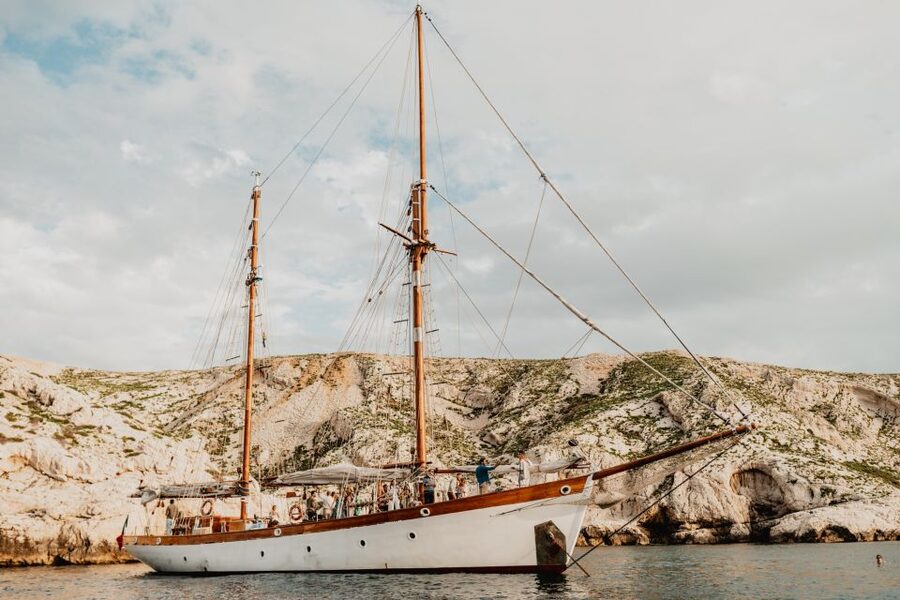 Marseille: Calanques Sailing Day Trip with Lunch and Wine - The crew, atmosphere, and language